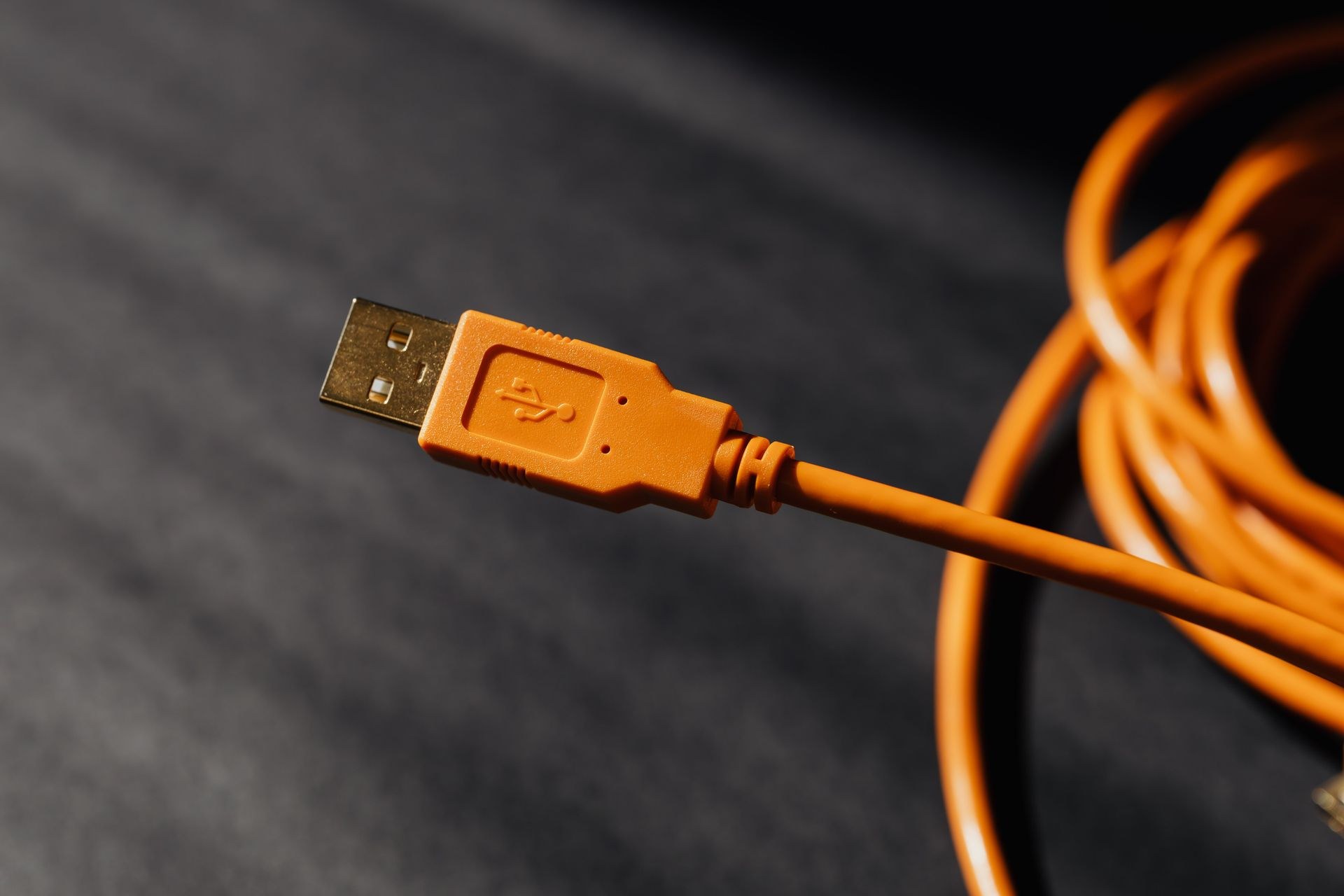 Braided nylon fast charge cable showing bend resistance